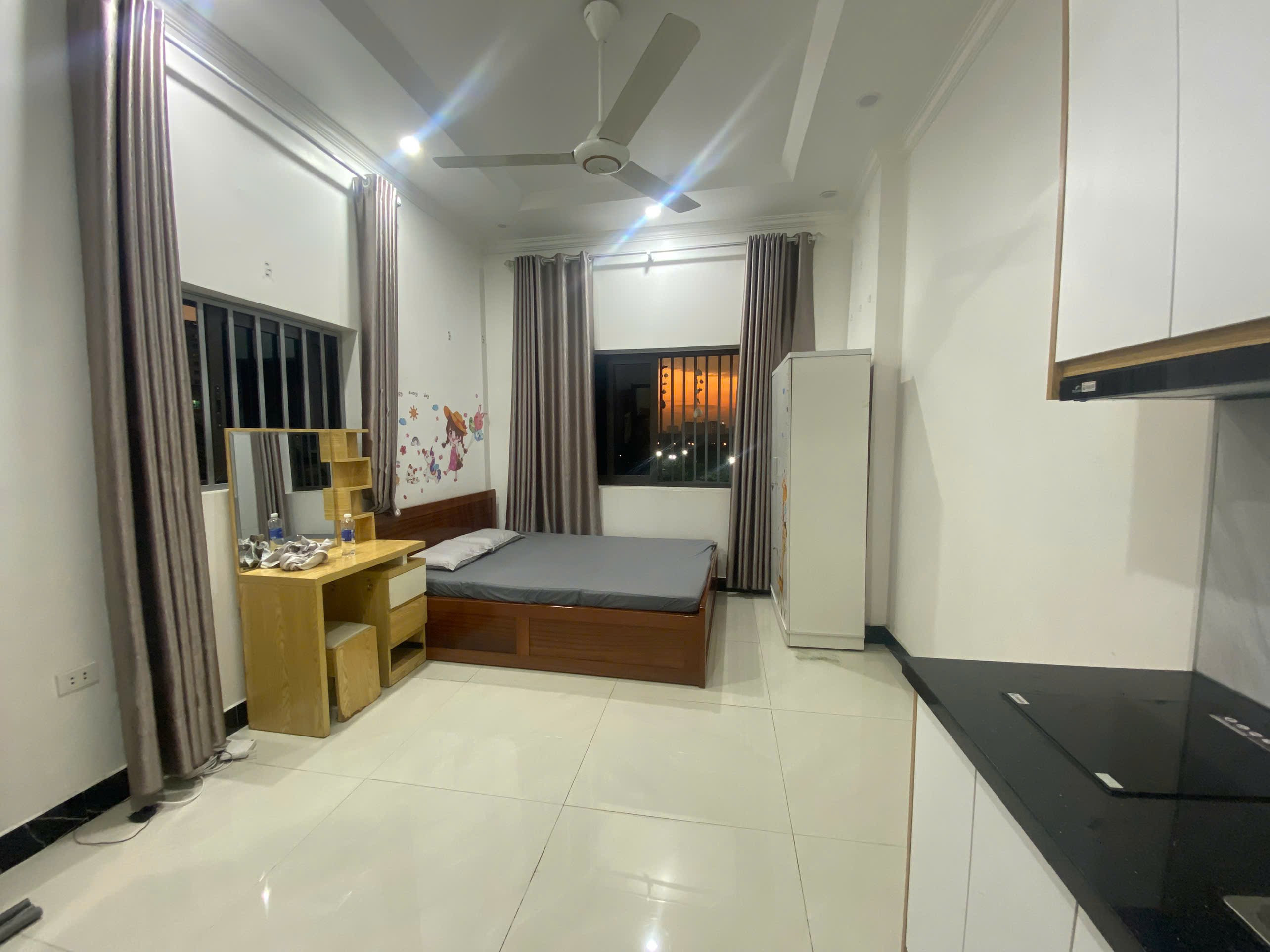 Chính chủ cho thuê phòng khép kín:
* Giá 4.3 tr
* Bàn bếp và tủ bếp, hút mùi có sẵn
* Tủ, giường, quạt trần sẵn có
* Điều hoà, nóng lạnh đầy đủ
* Ra vào nhà bằng vân tay, nhà có thang máy
* Có máy giặt và khu phơi quần áo
* Hệ thống phòng chữa cháy
