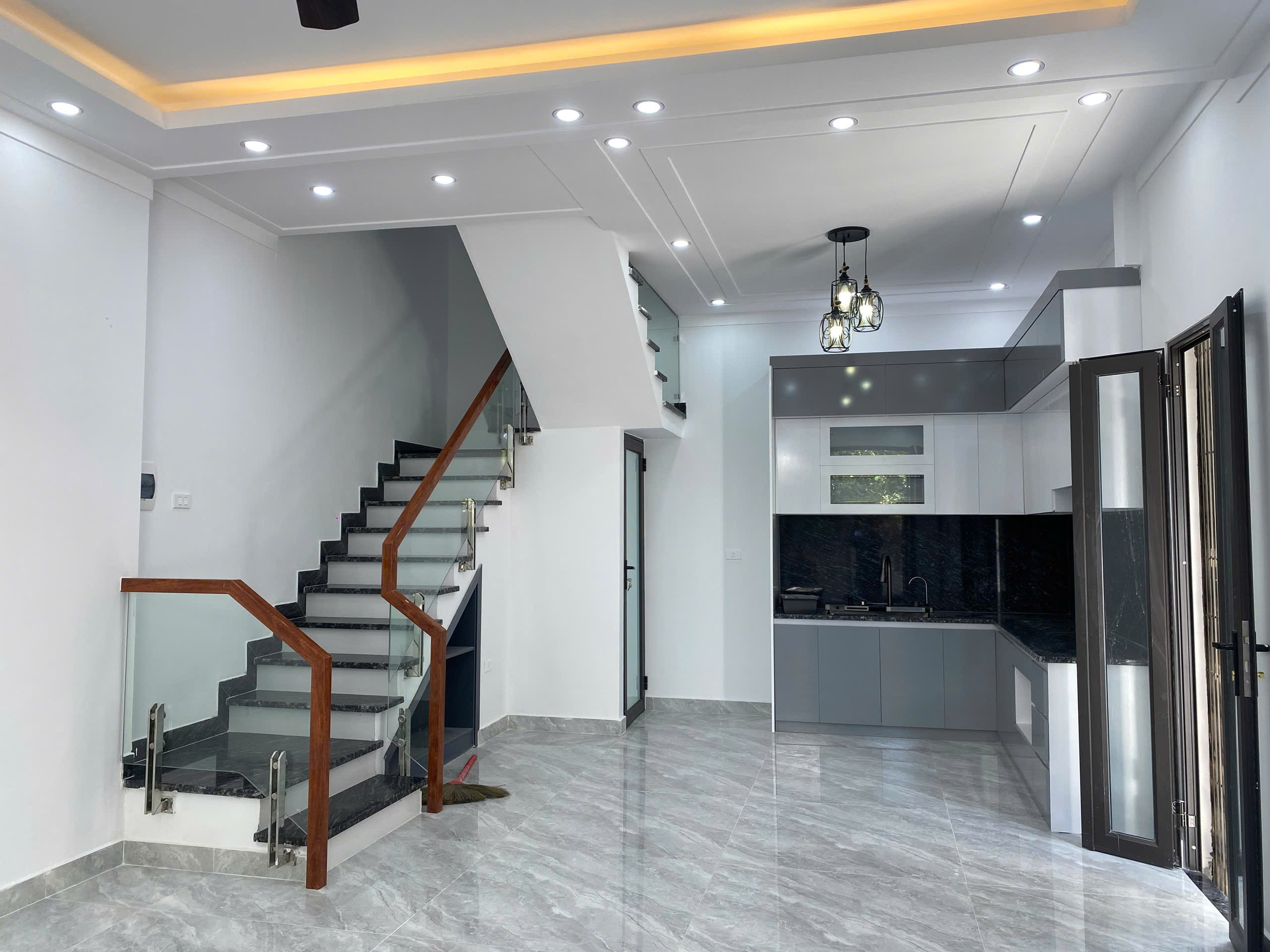 Bán nhà lô góc, mặt tiền rộng, ngõ trước mặt rộng giá vô cùng hợp lý tại Phủ Thượng Đoạn