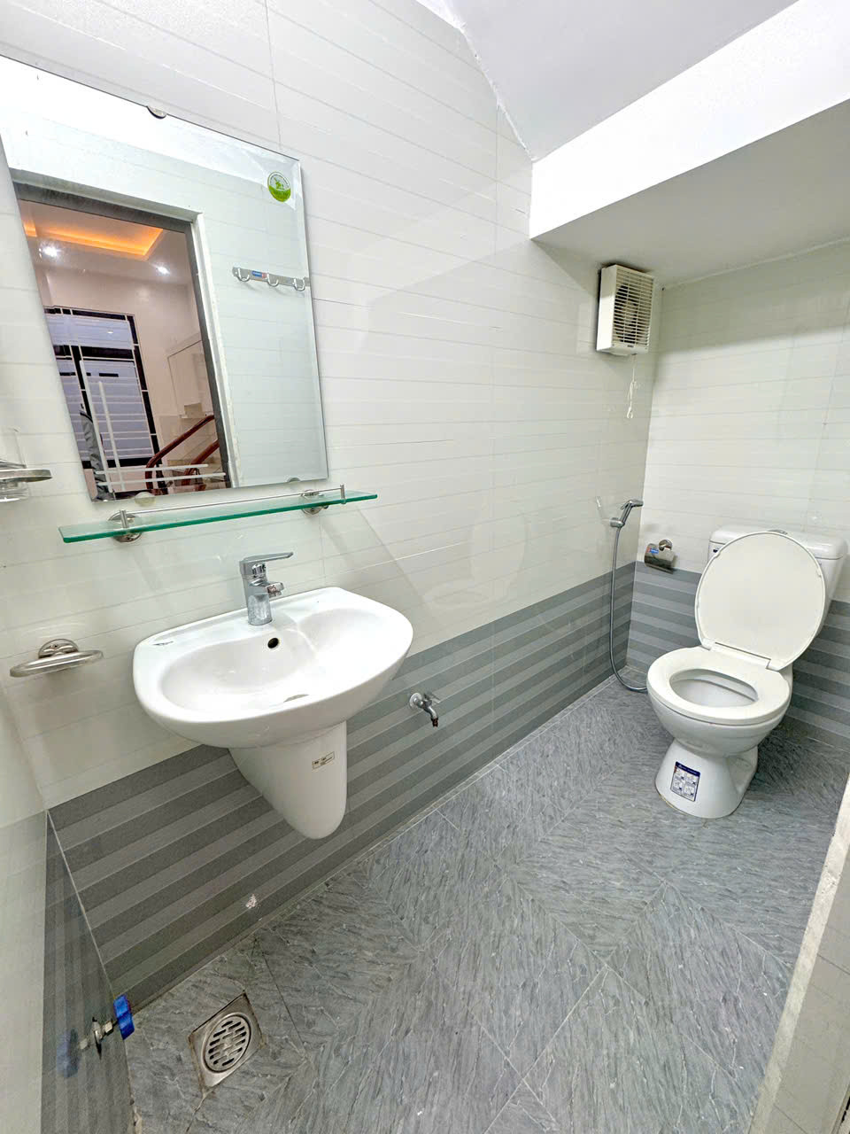 Bán nhà 4 tầng, ngang gần 6m chỉ sau căn nhà mặt đường tại Phủ Thượng Đoạn
