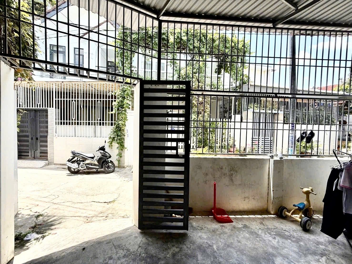 DÃY TRỌ 5 PHÒNG PHÚ TRUNG - VĨNH THẠNH – TÂY NHA TRANG
• Vị trí: hẻm 3,5m cách đường chính Phú Trung 30m.
• Diện tích: 111,7m2 (full ONT) - Thực tế được sử dụng 120m2
• Hiện trạng : Có 5 phòng trọ xây kiên cố đang cho thuê thu nhập 7 triệu/ tháng.
• T