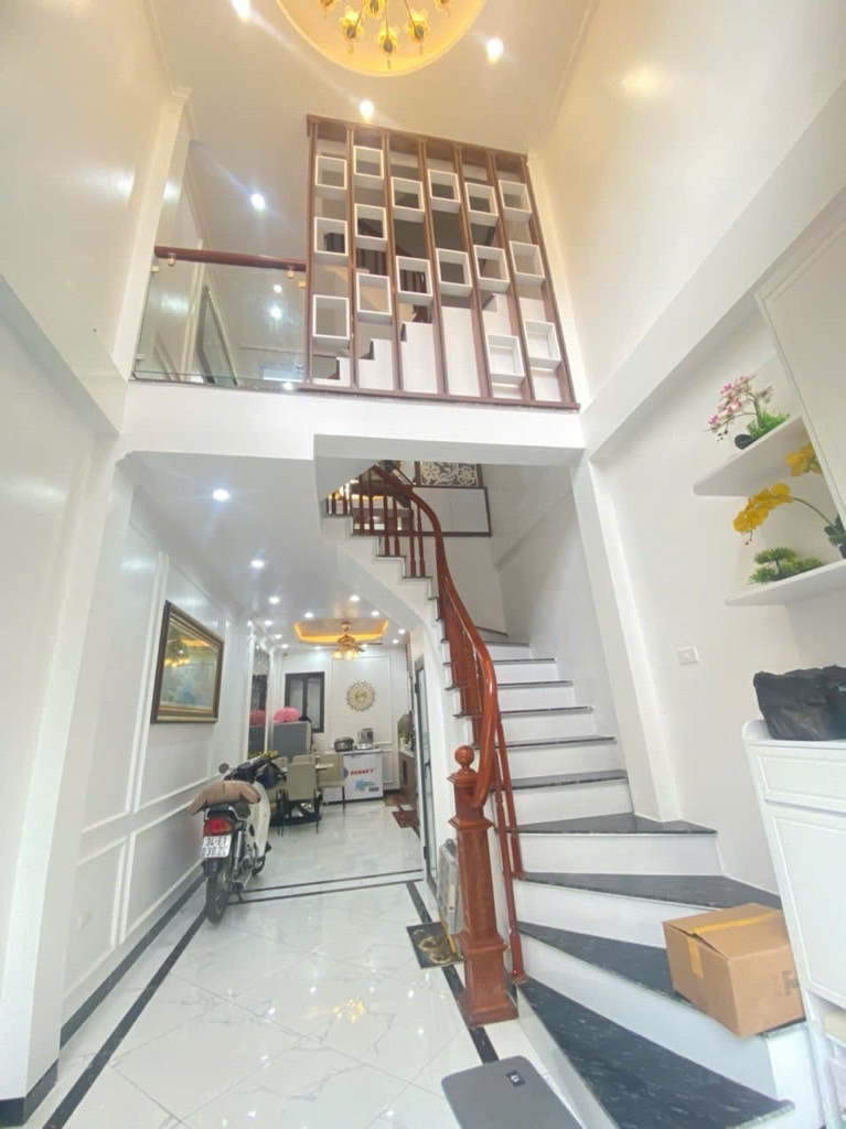NHÀ CỰC ĐẸP - Ô TÔ 7 CHỖ QUA NHÀ