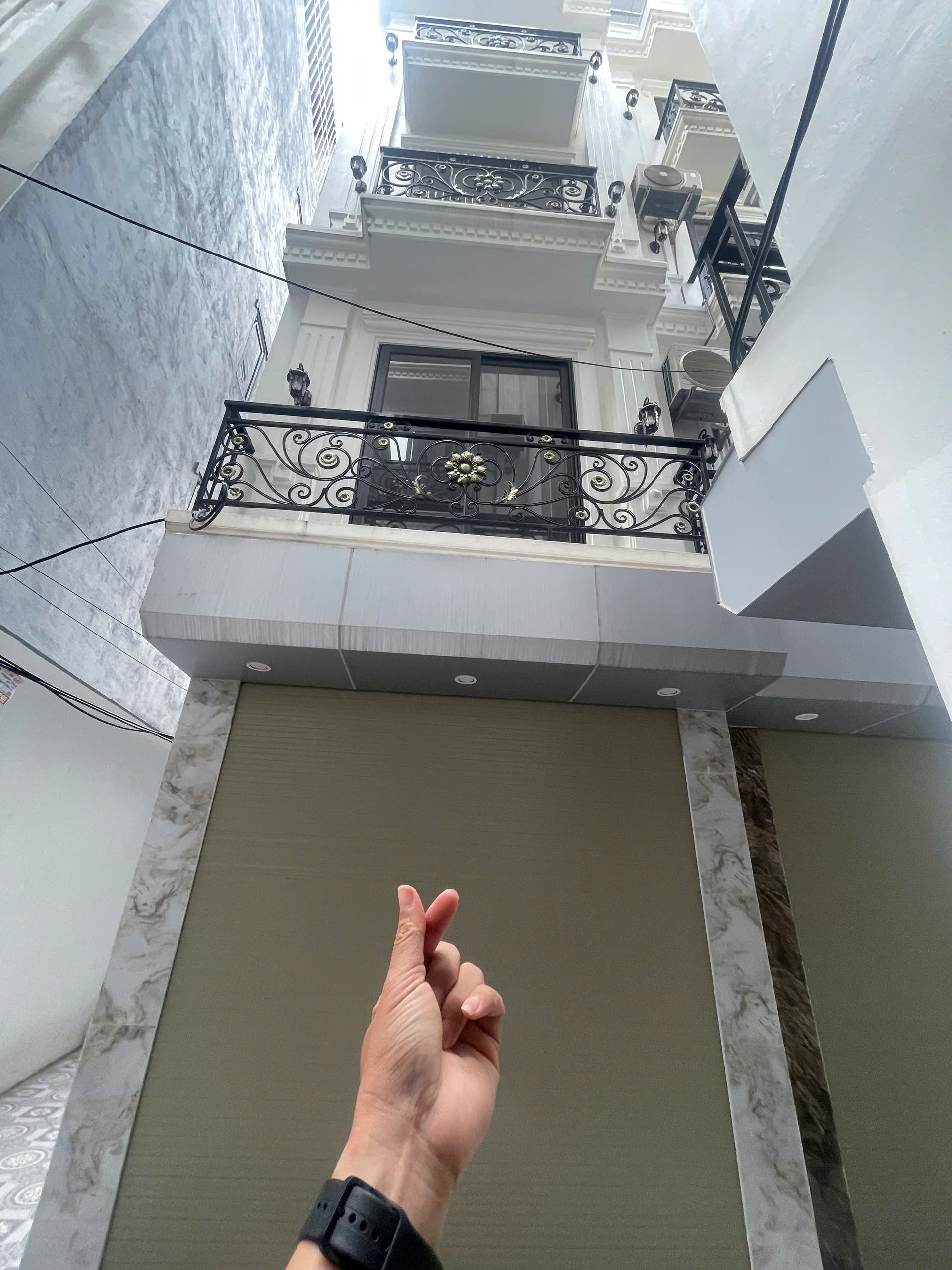 BÁN NHÀ PHÚC LỢI - LÔ GÓC THOÁNG SÁNG - 5 TẦNG XÂY MỚI - Ô TÔ 4 CHỖ ĐỖ CỔNG - FULL NỘI THẤT