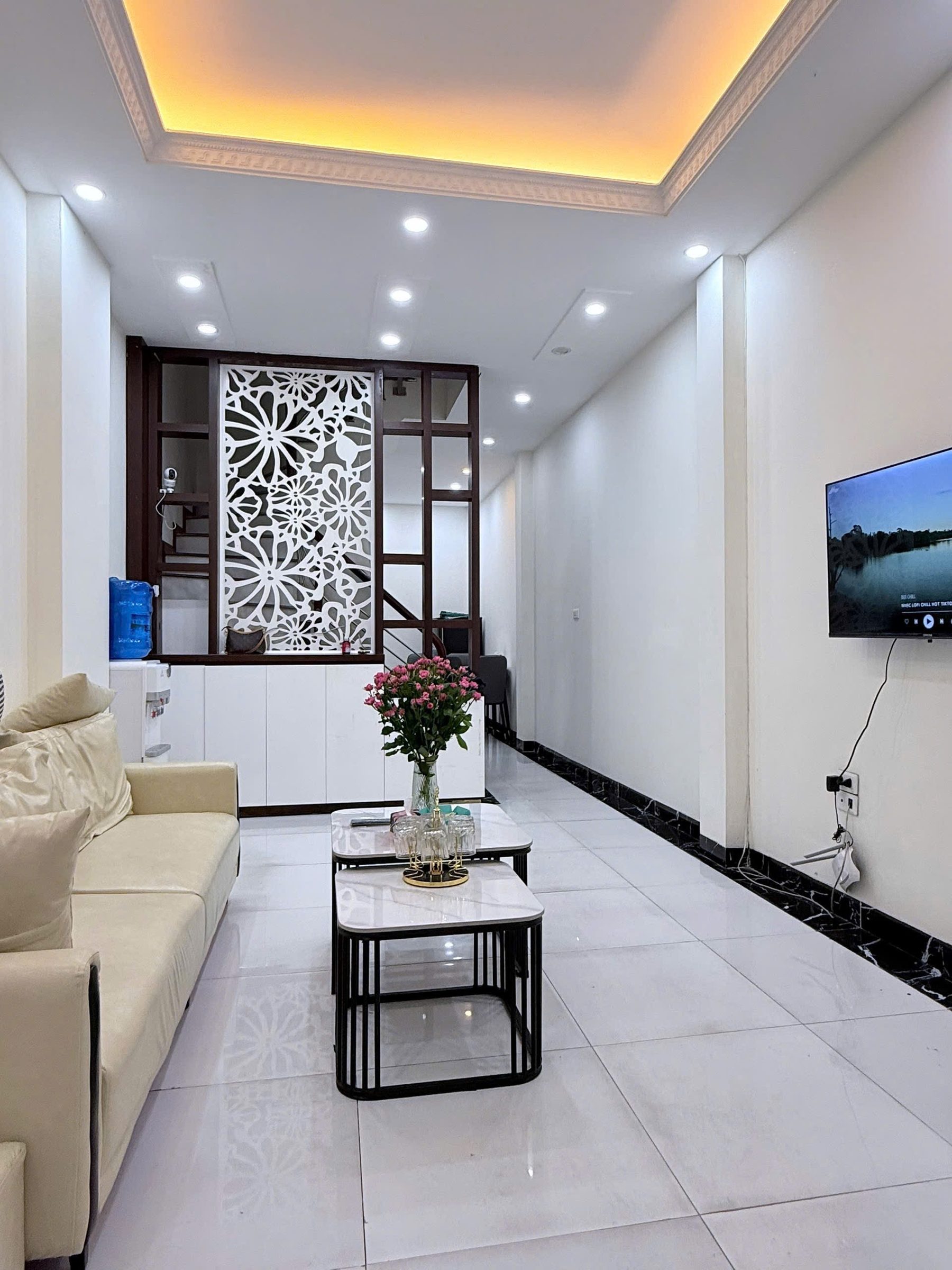 Long Biên tài chính 5 tỷ các bác đừng bỏ qua căn nhà 6 tầng dân xây độc lập nhé .
Vị trí trung tâm phường 
(Trong đê không quy hoạch)
Đi 2 phút lên cầu Vĩnh tuy qua phố 
Ngõ nông gần phố 
Sổ đỏ để tại nhà giao dịch ngay .
Lhe e Vân 0946785126 xem nh