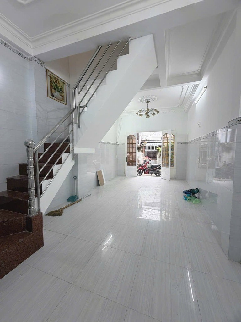 🔥 CHỐT GẤP – NHỈNH 3 TỶ
🏠 NHÀ 2 TẦNG PHÙNG TÁ CHU – SÁT VÁCH TÊN LỬA
💥 Hẻm 4m – Vị trí vàng – Xách vali vào ở ngay!