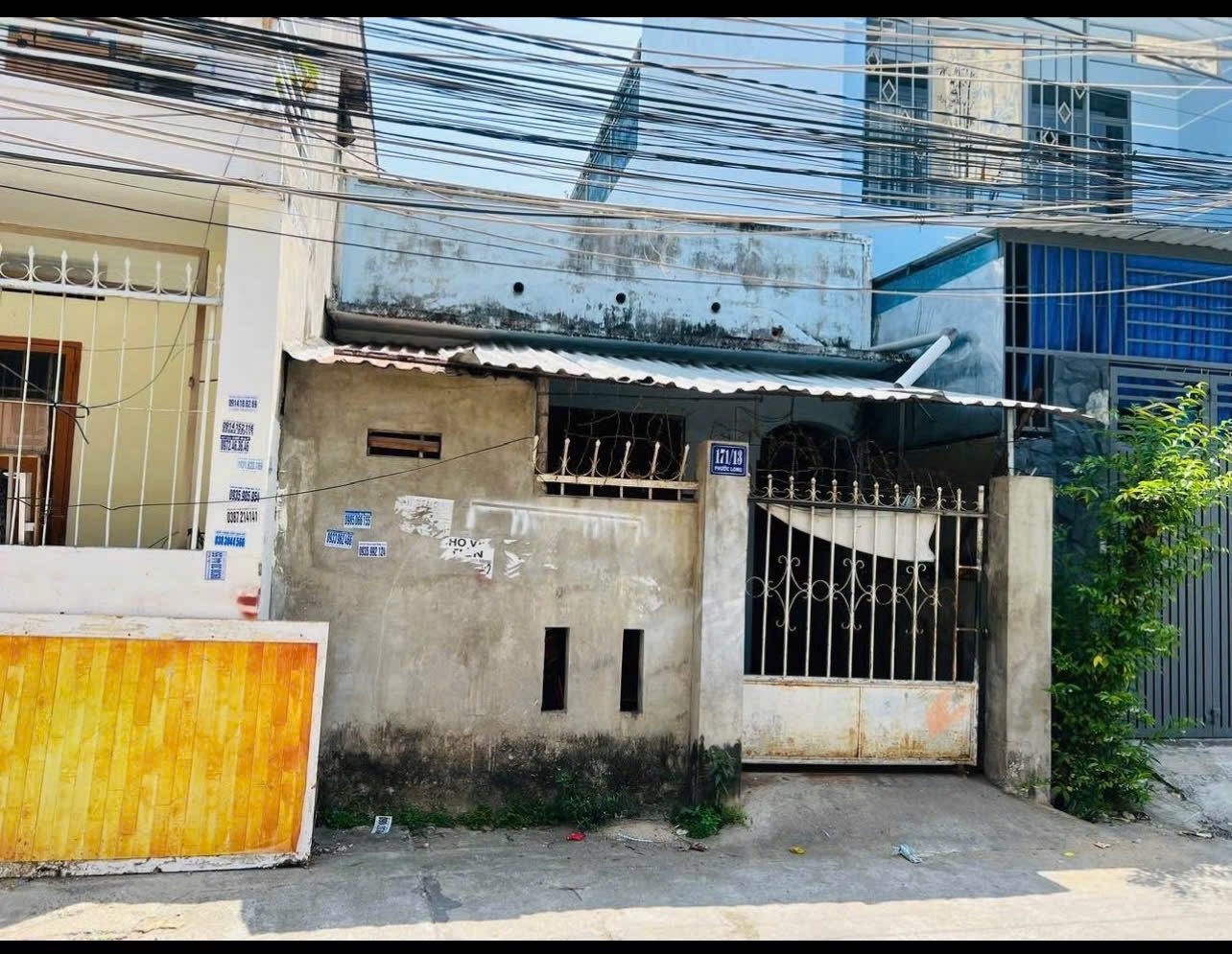 Bán lô đất hẻm ô tô đường Phước Long -  phường Nam Nha Trang,

— 𝐃𝐢𝐞̣̂𝐧 𝐭𝐢́𝐜𝐡:  100.6m ( ngang 4.49m ) full thổ
- Đường oto trước nhà 6m
- Hướng Tây,