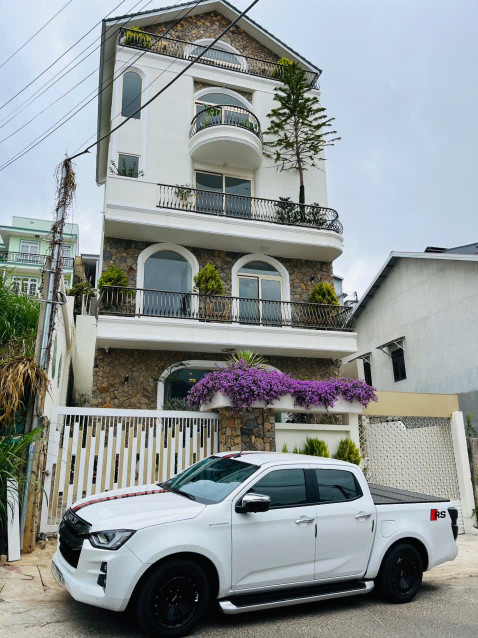 Villa 19,5 tỷ Khu quy hoạch Ngô Quyền Đà Lạt 11 phòng ngủ và 2 căn hộ, có thang máy, đường trước nhà rộng 10m. Liên hệ 0822686198