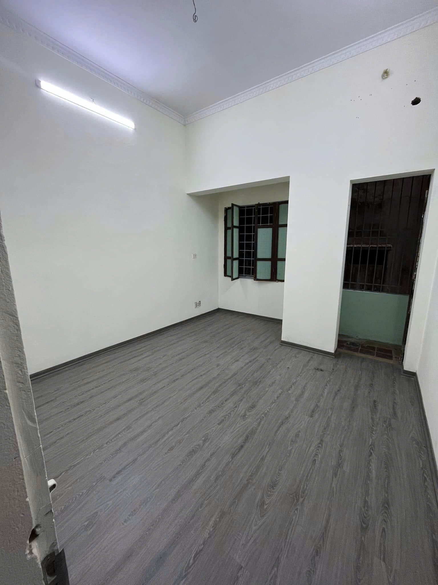 Cho thuê nhà ngõ 4 Phương Mai, Đống Đa 55M*3 tầng Ô TÔ giá 15 triệu