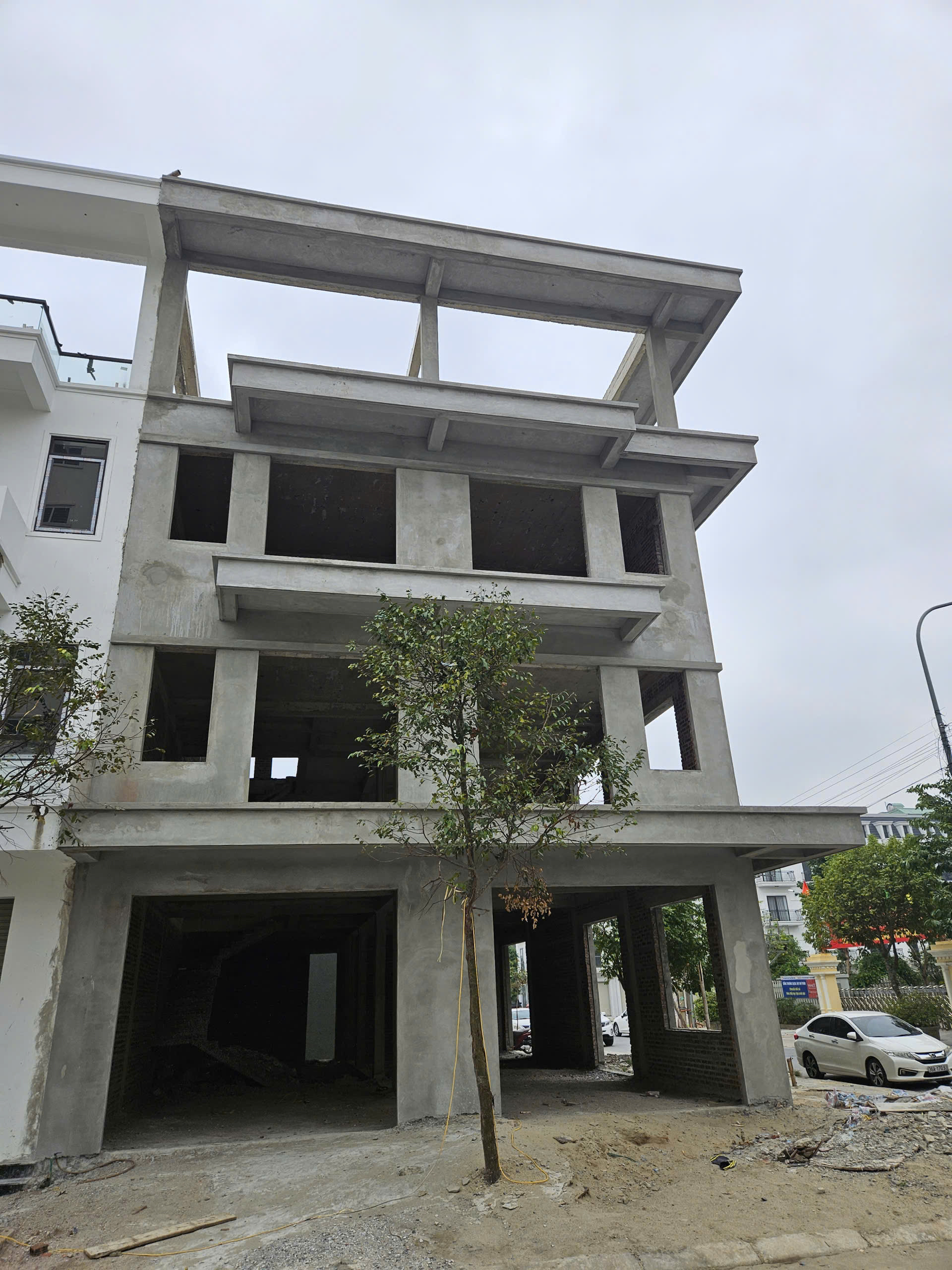 Cho thuê mặt bằng kinh doanh 360m2 lô 24-25, mặt bằng 584 BNB, 2 mặt tiền giao giữa chung cư Tân Thành Eco2 và Trường liên cấp Newton