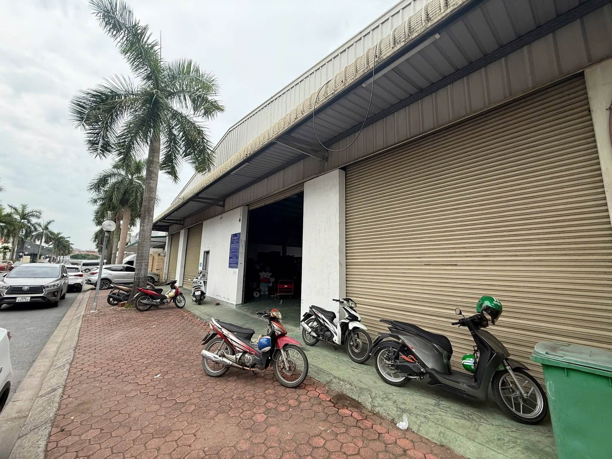 Cho thuê 1.600m2  kho , xưởng tại Nguyễn Văn Linh, Long Biên , Hà Nội.