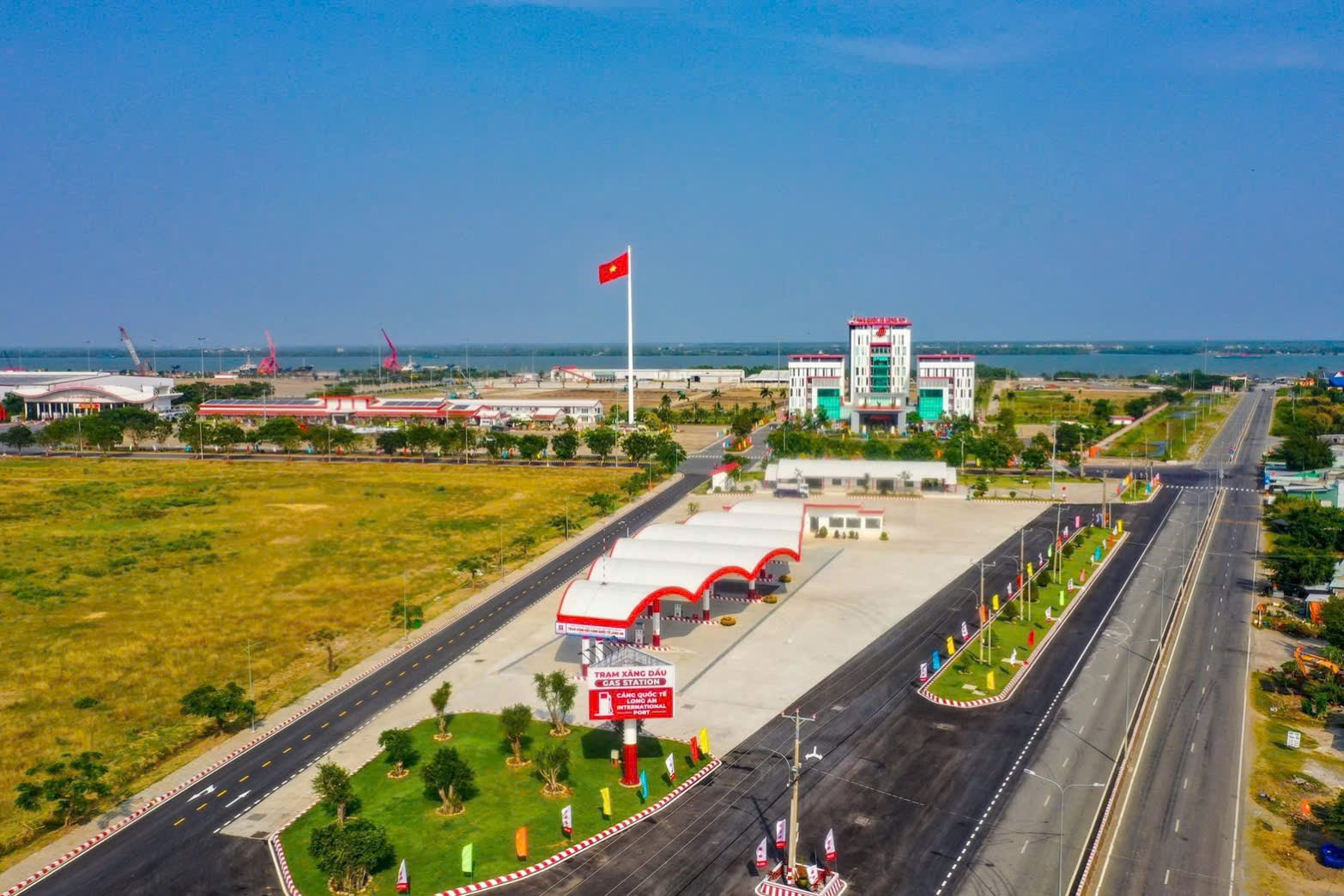 Nền 310m2 lô góc 2 mặt tiền, full thổ 100%-nằm ngay cảng qt Long An-Sổ sẵn Giá 2,3 tỷ (Còn thương lượng)