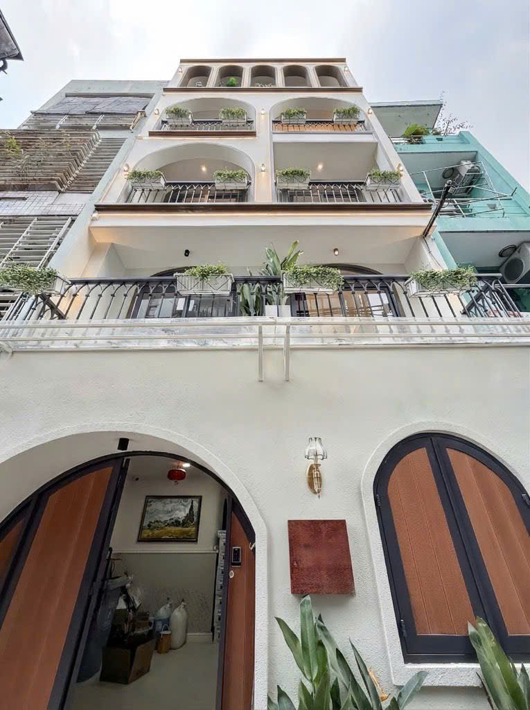 TÒA NHÀ 8 HOMESTAY CA0 CẤP - NGAY TUYẾN METRO CMT8 - HẺM XE HƠI THÔNG - 5 TẦNG BTCT- CHỈ 19.X TY