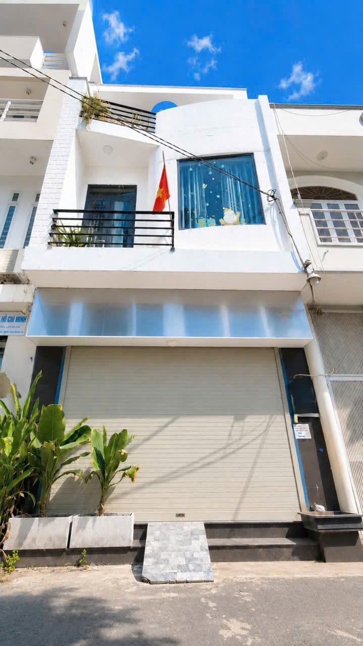 Chủ cần tiền bán gấp ở thị trường ngay An Dương Vương, Q.5 3tỷ240 60m2. SHR hẻm xe hơi ra vào