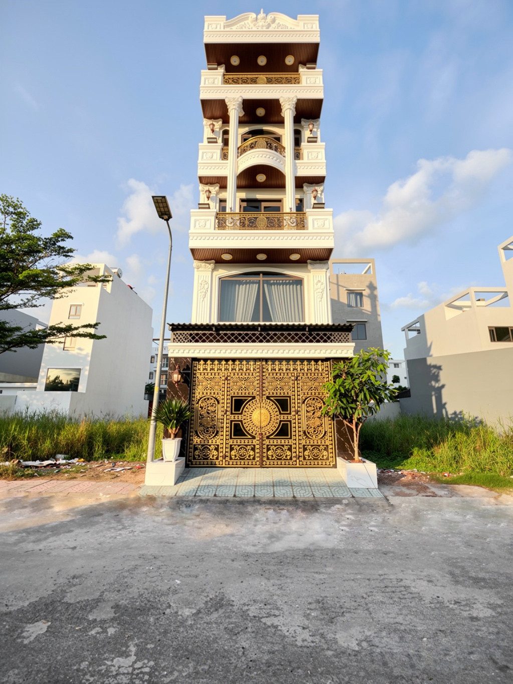 1 căn nhà đẹp khu Compound Phước Kiển 5 tầng thang máy