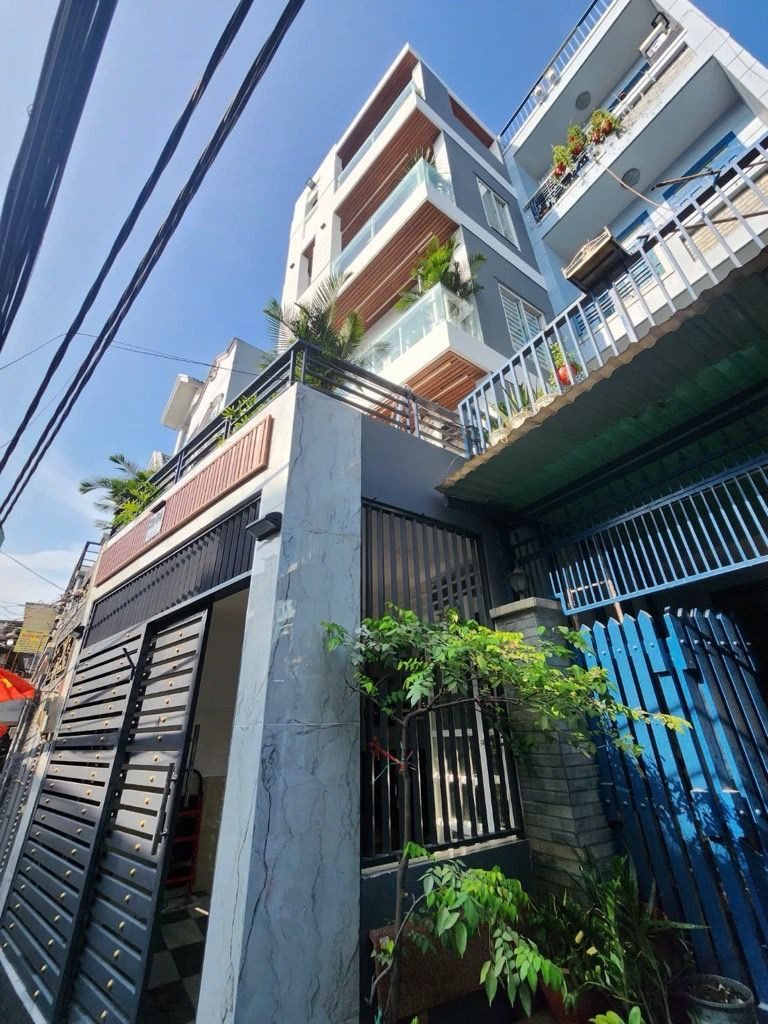 5 tầng sổ hồng riêng, gần trường học siêu thị chợ thuận tiện di chuyển qua các quận trong tâm.