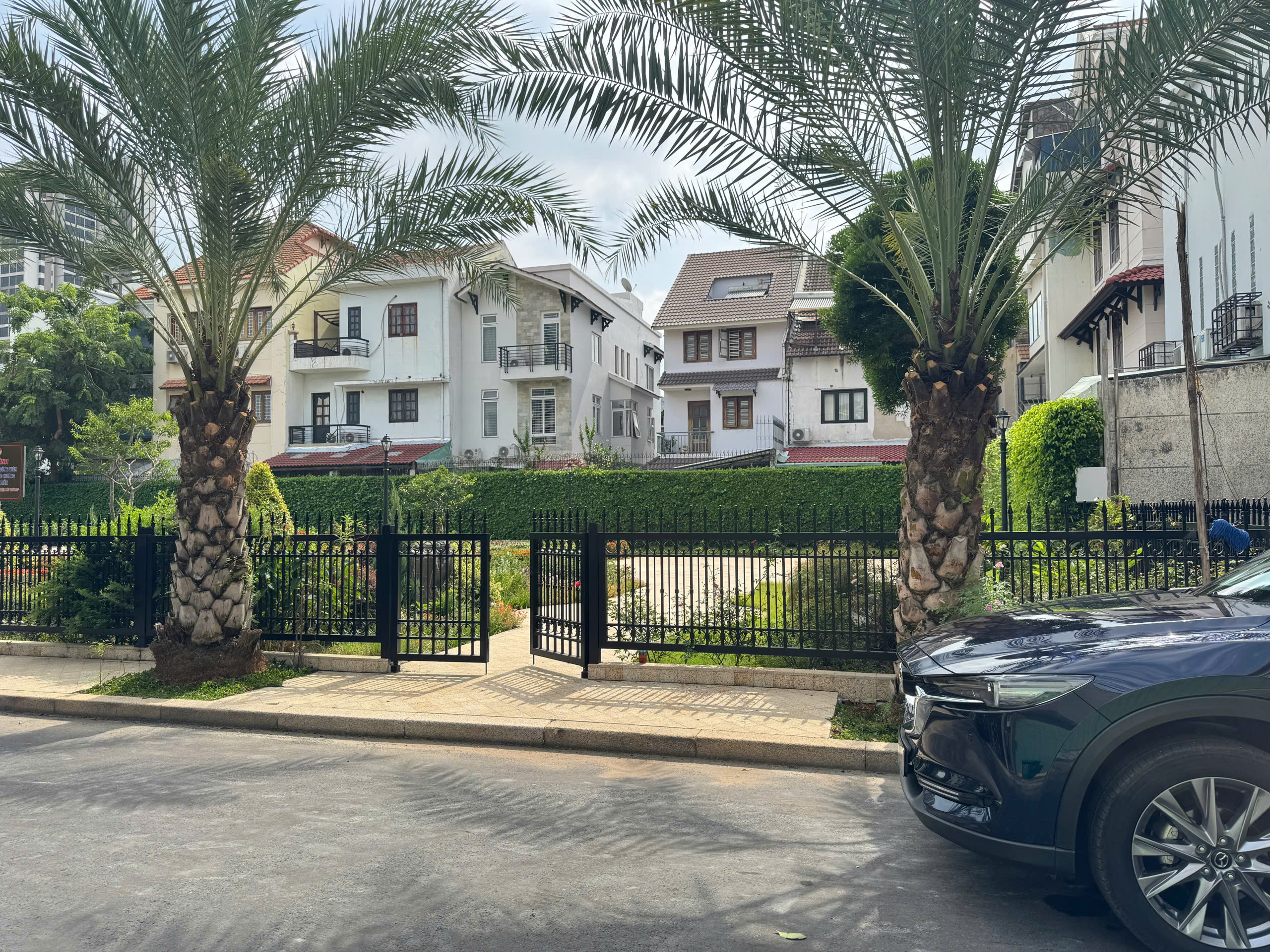 Khuôn đất Villa SIÊU ĐẸP 173m2 đường Quốc Hương, đối diện Công Viên, 42 tỷ