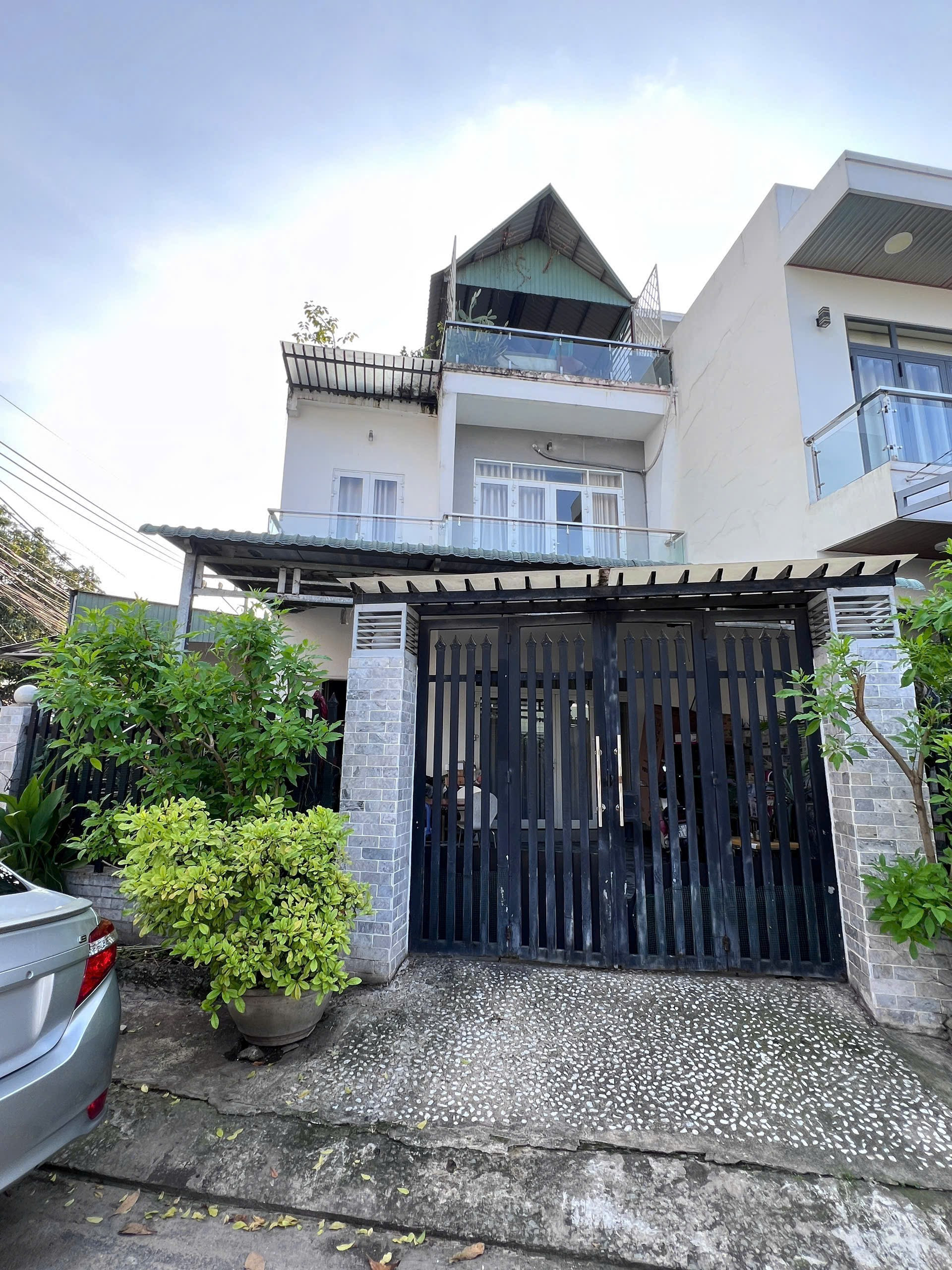 BÁN CĂN NHÀ 1 TRỆT 1 LẦU PHƯỜNG HIỆP THÀNH BÌNH DƯƠNG
Vị trí cách siêu thị BigC 500 mét
Đường nhựa 7 mét , vị trí dân cư đông