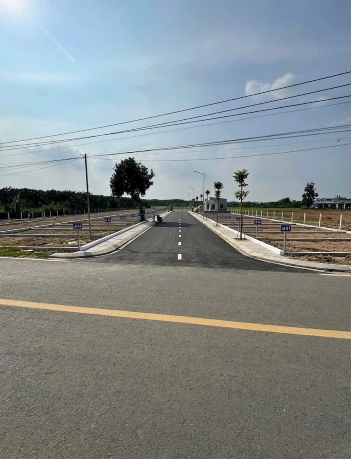Chỉ 300tr  sang tên công chứng ngay, giá còn bớt cho anh chị thiện chí
LH: 0889999729 em xem đất trực tiếp