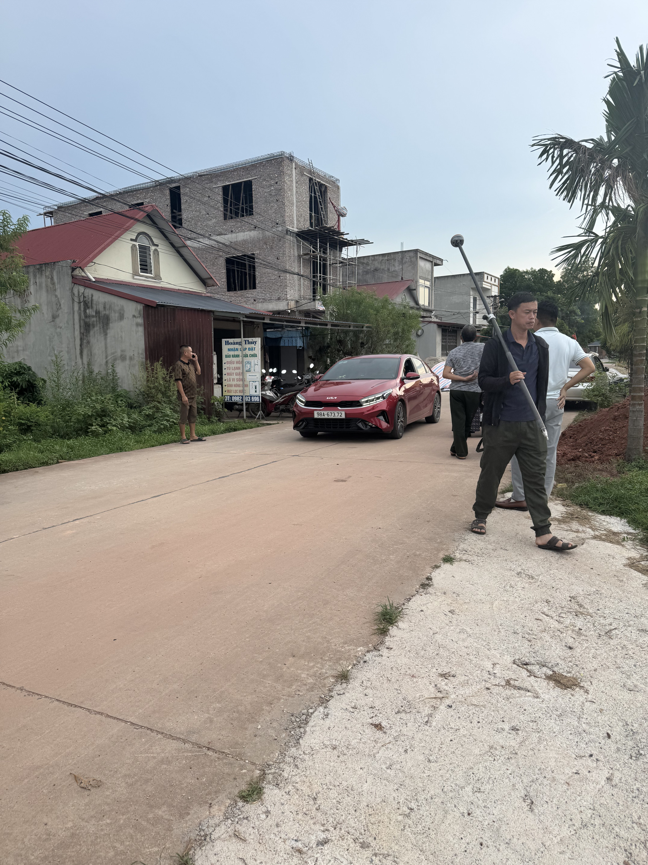 Lô đất mặt đường trục liên xã tại Tân Yên. Kinh doanh buôn bán được luôn. Đối diện là đất Thương mại dịch vụ, Nhà văn hoá, Trường mầm non....Liên hệ : 0981326000