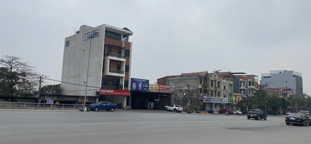 Bán nhà 5 tầng mặt đường quốc lộ 18 đoạn cầu ngà vân dương. Kinh doanh tốt. Diện tích 144m mặt tiền 8.05m hướng đông bắc. Phường nam sơn tỉnh bắc ninh