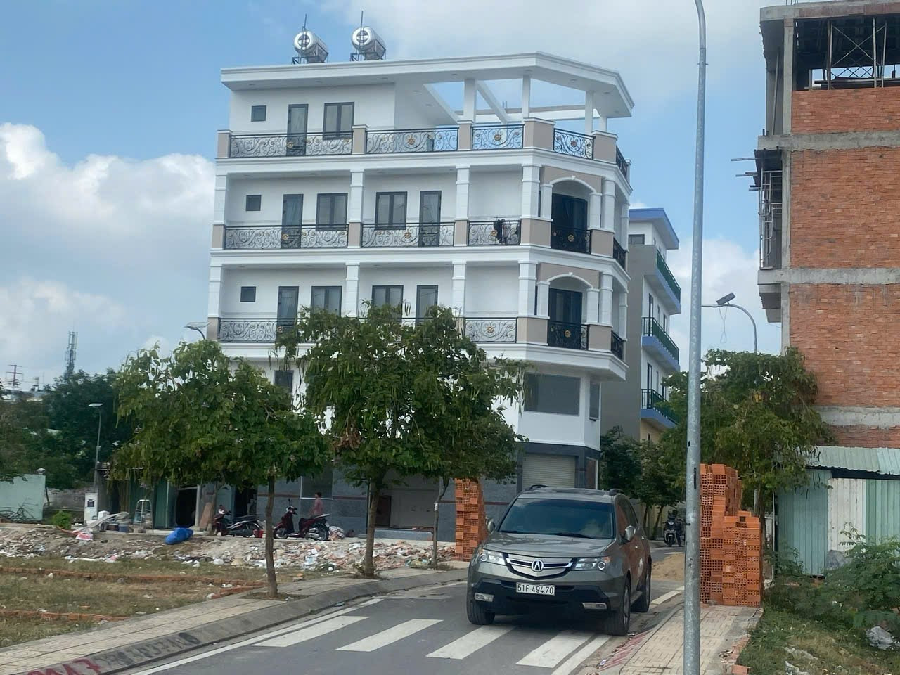 Bán căn nhà góc có căn hộ thu nhập 
45 triệu/ tháng. P bình h HÒA