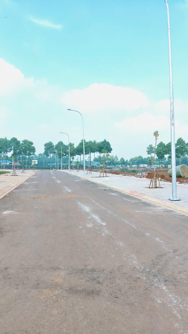Bán đất 100m² full thổ cư Dầu Giây, đường 28m, đối diện công viên