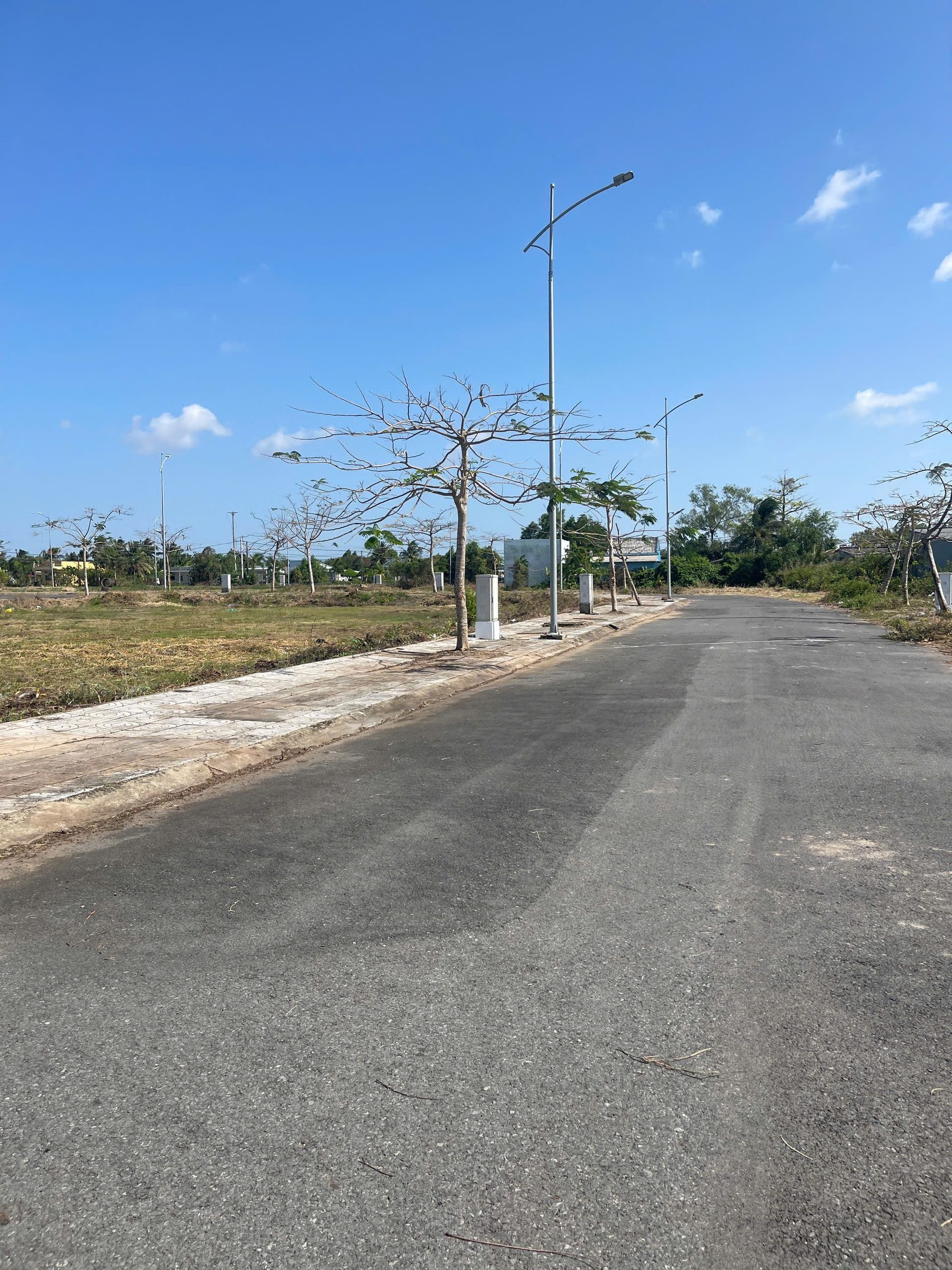 ĐẤT VEN SÔNG GẦN TRƯỜNG HỌC, CHỢ, BỆNH VIỆN,...