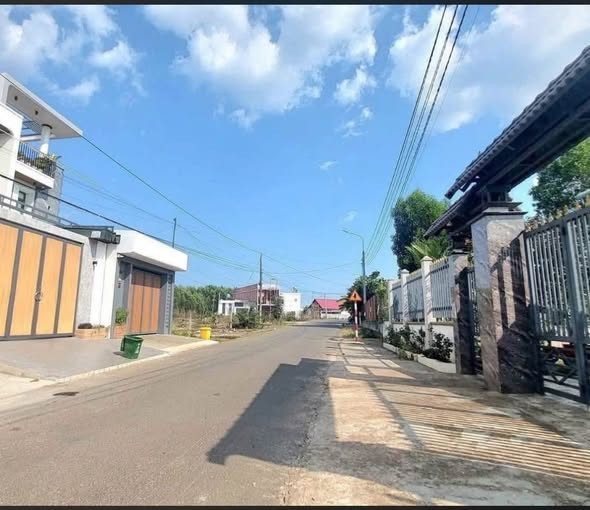 Bán nhanh giá ngộp cho ai thiện chí. Đất thổ cư mặt tiền đường ô tô, đối diện trung tâm hành chính Dầu Giây, 400 triệu 99m2.