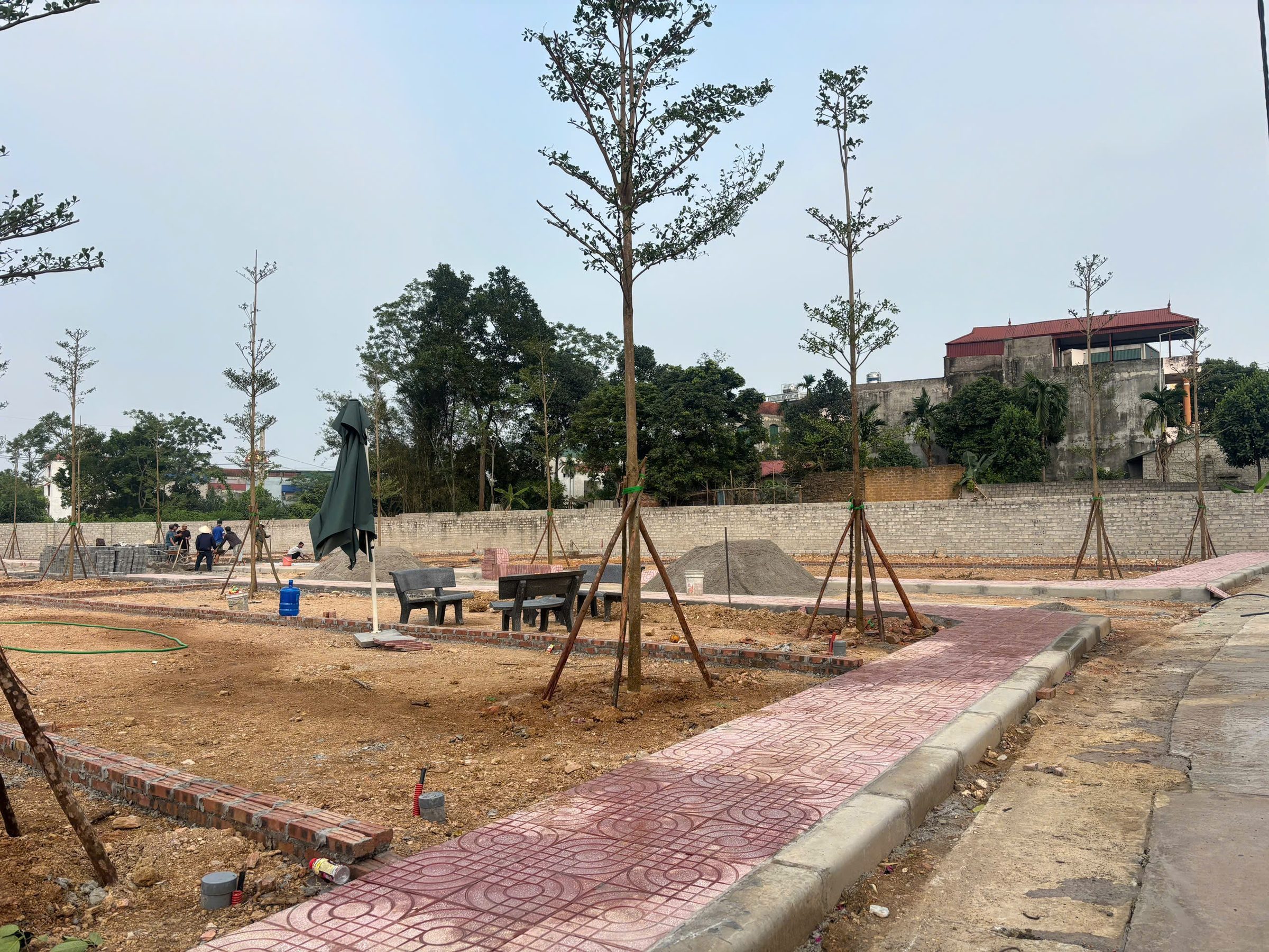 Bán lô đất 100m ngay chợ Hòa lạc , kinh doanh buôn bán được ngay , vị trí cực đắc địa có 1 không 2
 100m full thổ cư 
 Điện đường đèn chiếu sáng đã được trang bị đầy đủ 
 Cách quốc lộ 21A chỉ 500m 
Đường xá đi lại rất thuậ tiện 
Cách khu cnc Hòa Lạc 