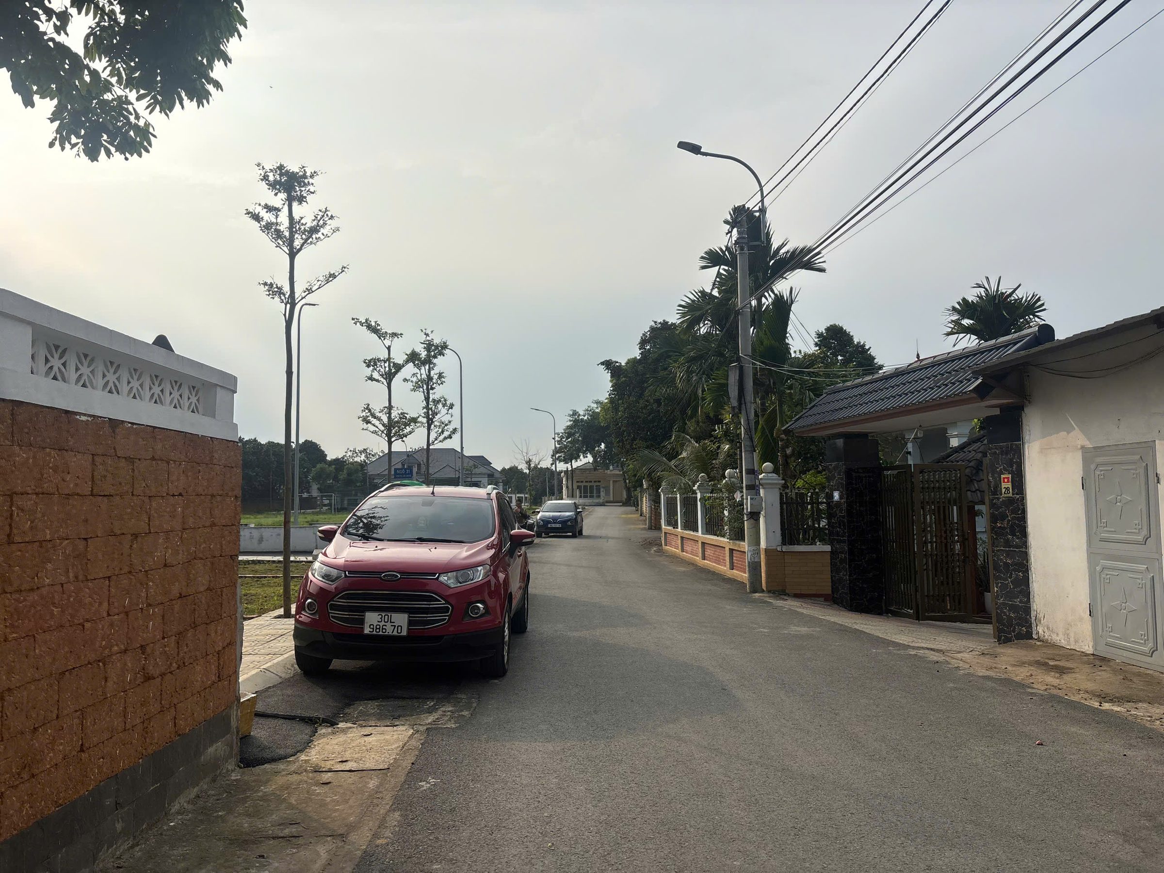 Gia ĐÌNH tiền bán  nhanh lô đất 100m full thổ cư  nằm cạnh khu công nghệ cao Hòa Lạc 
 -Diện tích 100m full thổ , mặt tiền rộng 8m 
- Khuôn thửa đất vuông vắn vị trí đắc địa tiềm năng
- Dân cư đông đúc hiện hữu 
-GIÁ chưa đến  3xtr/m tiềm năng tăng gi
