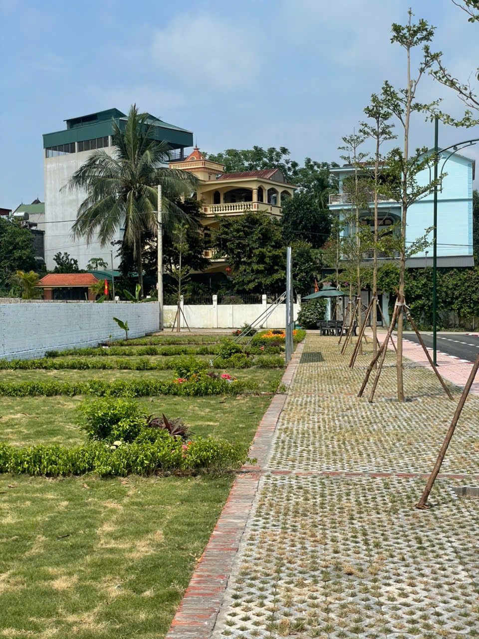 chủ ngộp ngân hàng bán  nhanh lô đất 100m full thổ cư  nằm cạnh DH FPT 
 -Diện tích 100m full thổ , mặt tiền rộng 8m 
- Khuôn thửa đất vuông vắm , vị trí đắc địa 
- Dân cư  hiện hữu , nhiều nhà trọ chung cư mini , sinh viên ra vào tấp nập 
-GIÁ chưa đ