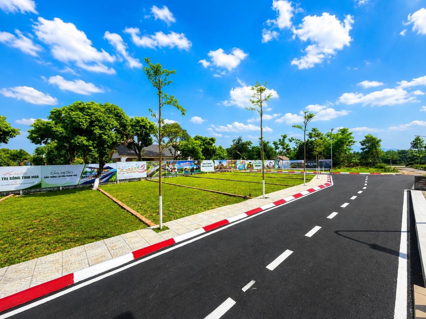 Bán lô đất đẹp 100 m full thổ cư ngay tại trung tâm hòa lạc 
 Vị trí đắc địa , gần khu cnc , khu đh quốc gia , đh fpt 
 Xung quanh dân  cư đã ở đông đúc hiện hữu 
 Đường trước đất rộng 2otoo tránh nhau thỏa mái 
 Rất phù hợp xây nhà ở , đầu tư hoặc xâ