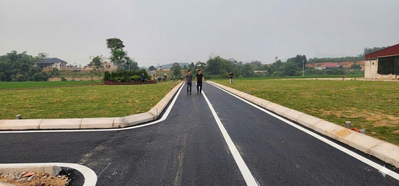 đất ngay trung tâm thị trấn375 triệu/lô  5 phút di chuyển tới KCN và đường QL21