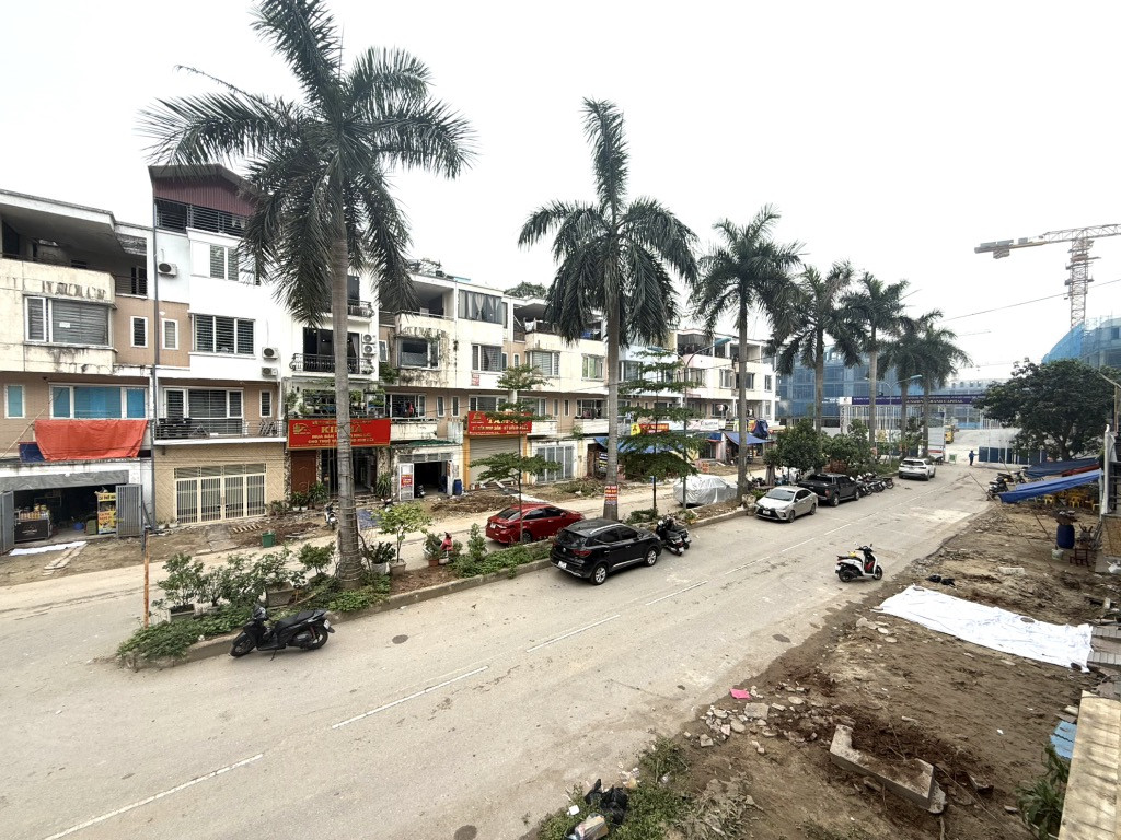 NHÀ MẶT PHỐ ĐƯỜNG ĐÔI 30m , vỉa hè đá bóng , 5 tầng 14 phòng , KDT Tân Tây đô trạm trôi , DT92m2 MT5m