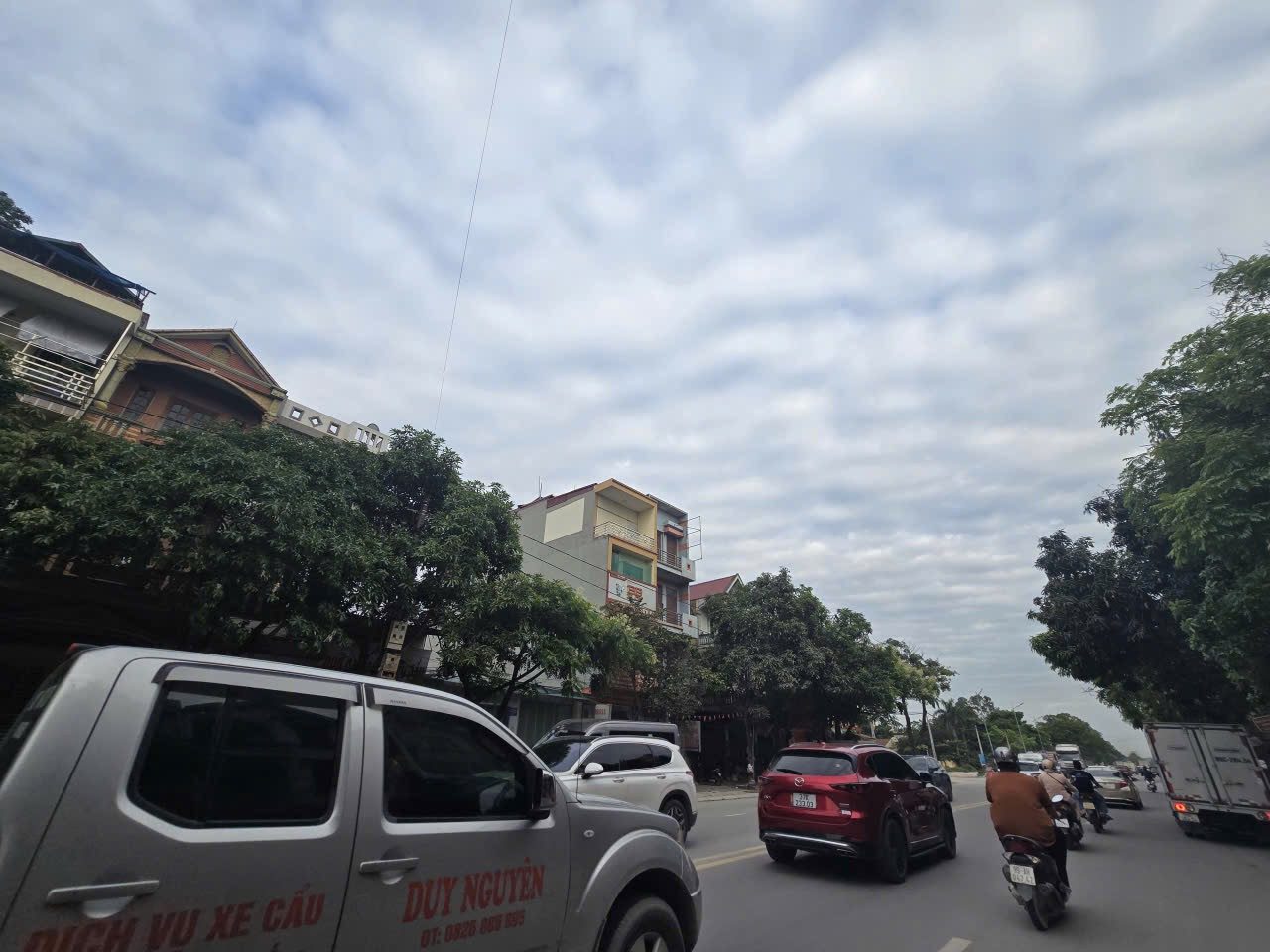 Bán nhà 3 tầng mặt phố ba huyện. Diện tích 72m mặt tiền 4m hướng tây nam. Kinh doanh tốt. Phường hạp lĩnh tỉnh bắc ninh