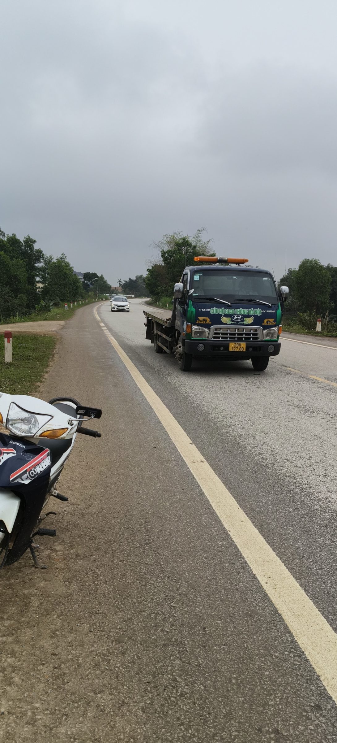 bám mặt đường quốc lộ 47b cách khu công nghiệp lam sơn sao vàng 200 mét.chợ 300 mét.và các tiện ích khách như sân bay ủy ban vài phút duy chuyển ạ .
dt 20x33 fun thổ tiện cho mở nhà xưởng hoặc làm khách sạn quá ok