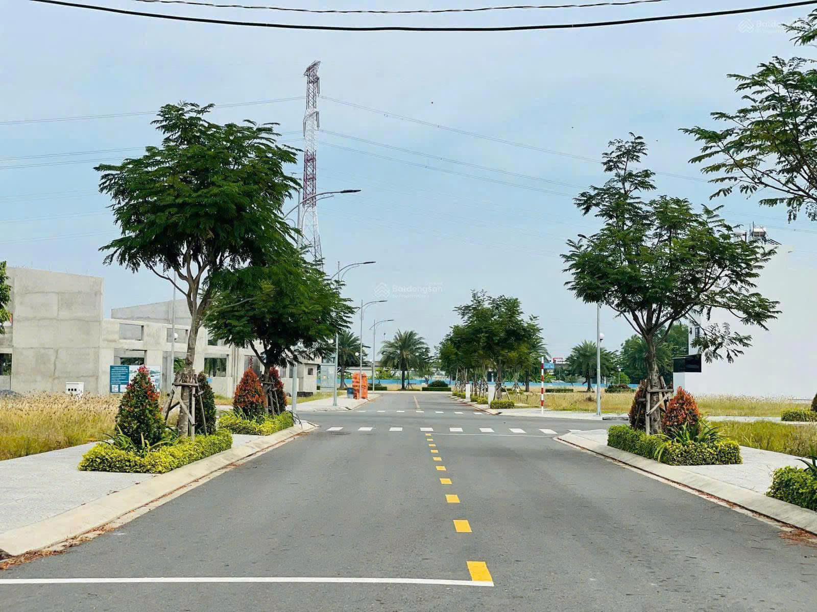Đất đẹp như vẽ_Gía rẻ như cho!!! Xuống tiền ngay nhận liền lô đất 100m2 giá nhỉnh hơn 850 ít.Mặt tiền Phùng Hưng_ Sổ sẵn_Bao ở , kinh doanh.