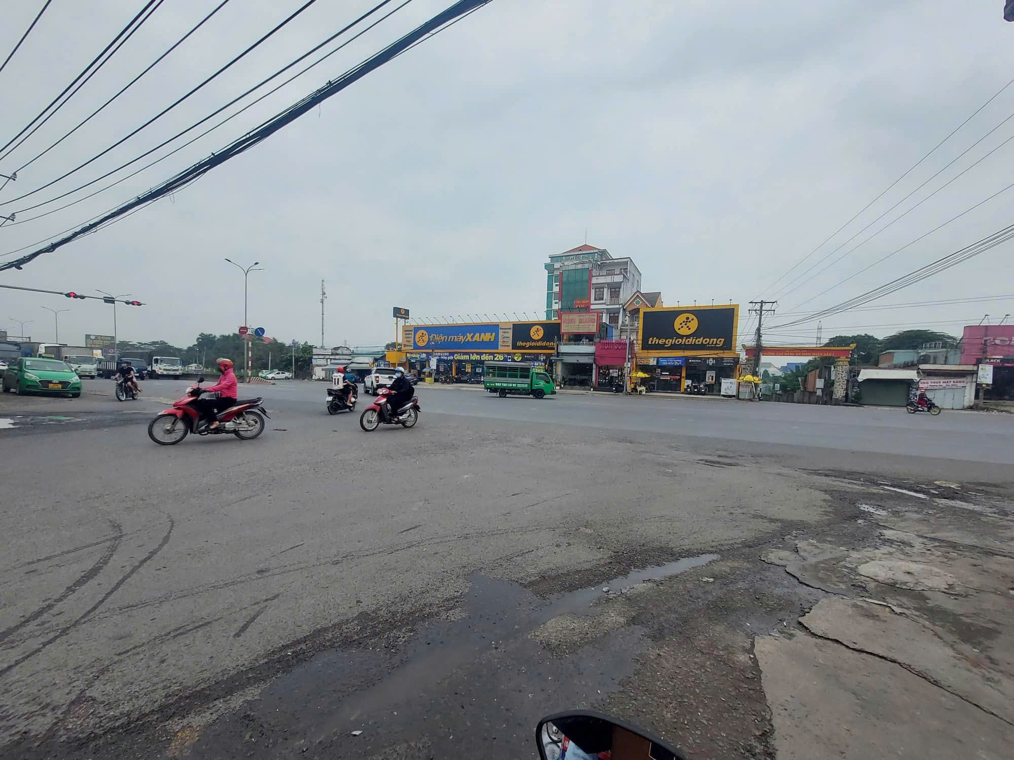 Chính chủ bán lỗ 300tr lô đất mặt tiền QL51-Sân Bay Long Thành 4km-sổ sẵn công chứng 1,ty