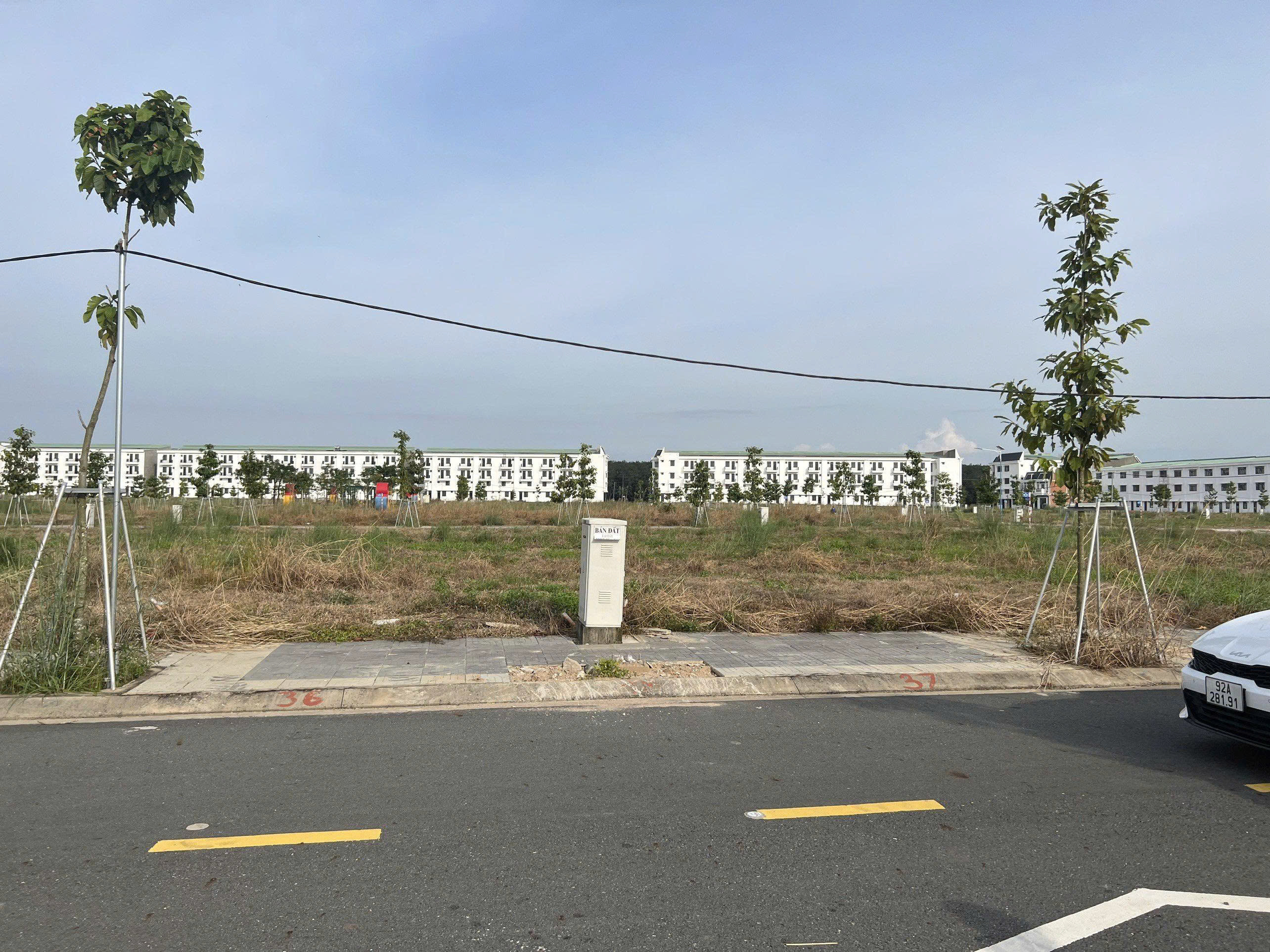 Ra gấp lô đất đối diện công viên trong khu Gem SkyWorld, giá 1 tỉ 7, 100m2 có sổ, còn thương lượng