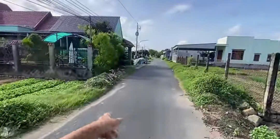 Bán đất biệt thự  có 300m thổ cư 
Sát quốc lộ 51 * 19.2 x 39