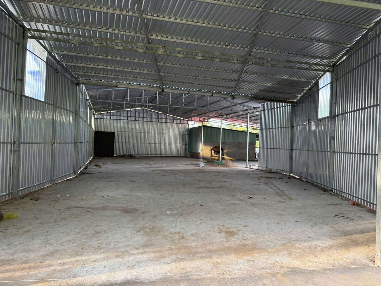 Cho thuê mặt bằng mới xây kiên cố 300m2 Phường 7