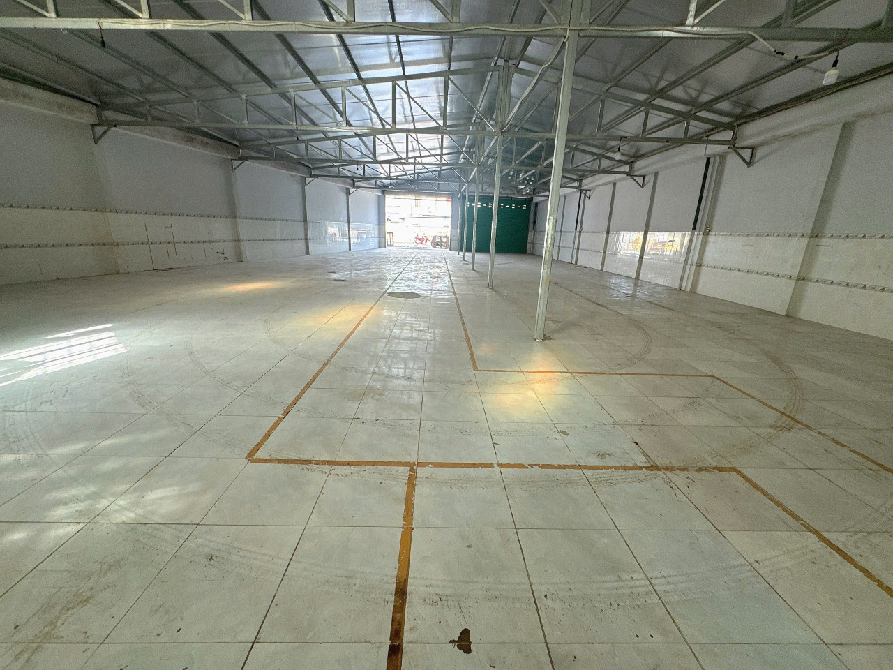 Cho thuê mặt bằng xây kiên cố 1200m2 mặt tiền QL60 Bến tre