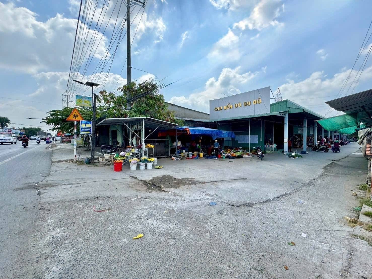 [CẦN SANG NHƯỢNG] NỀN ĐẤT RỘNG 290M2 TẠI RẠCH ĐÙNG, CHÂU VĂN LIÊM
Cơ hội sở hữu quỹ đất rộng làm nhà vườn hoặc đầu tư lâu dài tại khu vực Rạch Đùng. Vị trí đẹp, lộ 4m ô tô đi lại thoải mái.
 Thông số: 10x29m (290m2), đất CLN đã đăng ký chuyển mục đích.