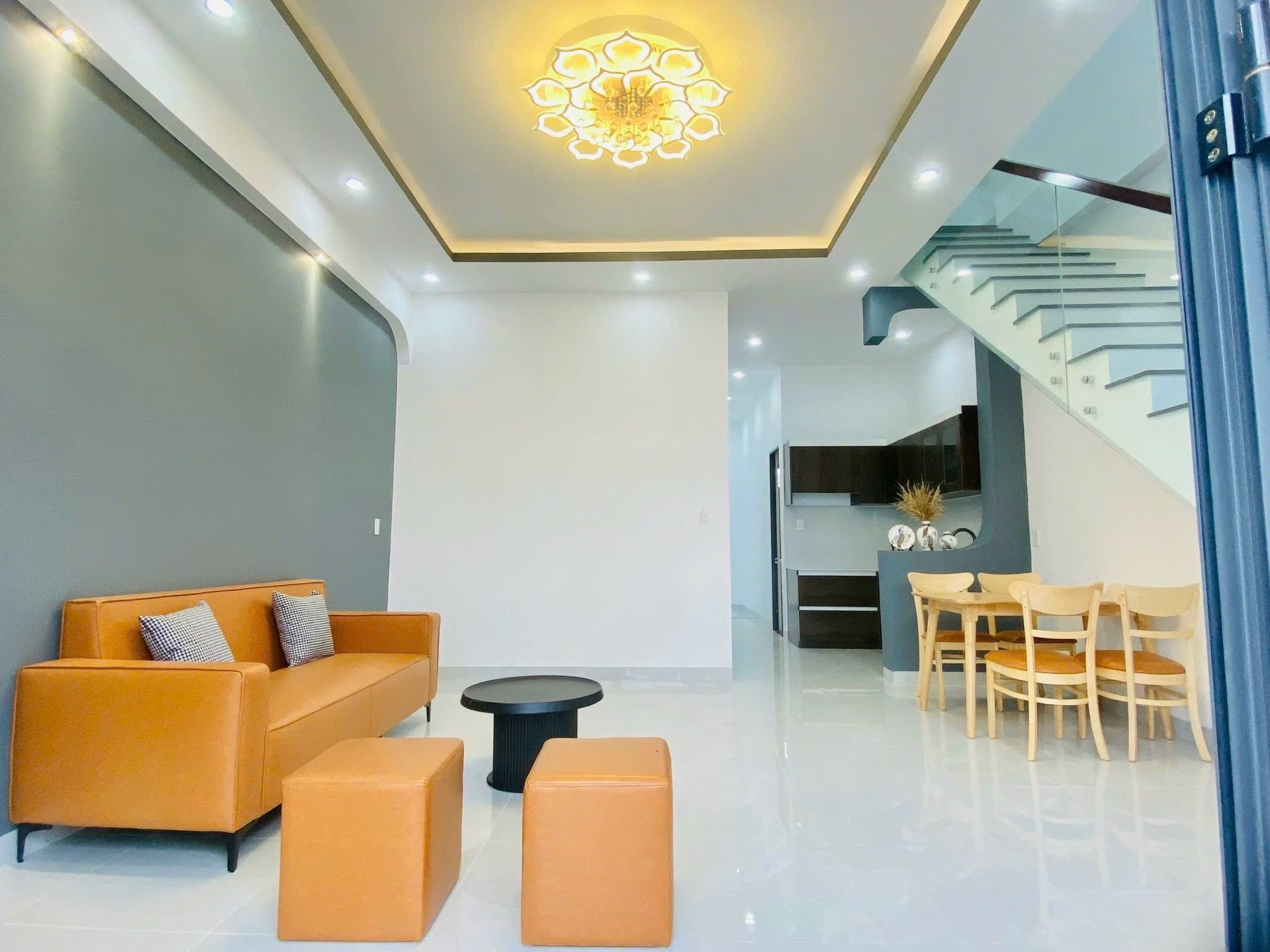 Nhà mới 2 tầng mặt tiền đường Ruộng Thổ, ngay đường Thông Tin - Diên An, Diên Khánh.

 - Diện tích: 72,1 m2;  Ngang 5,2m. DTXD: 120 m². Có GPXD. Chưa qua sử dụng.
 - Đường oto 8 mét, 2 oto tránh nhau thoải mái, có sân đỗ oto trước nhà.