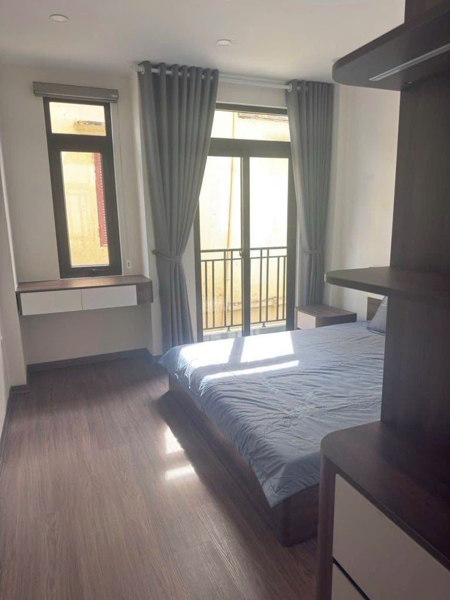 Cháy túi bán gấp căn nhà view hồ thông thoáng Sài Đồng, Long Biên