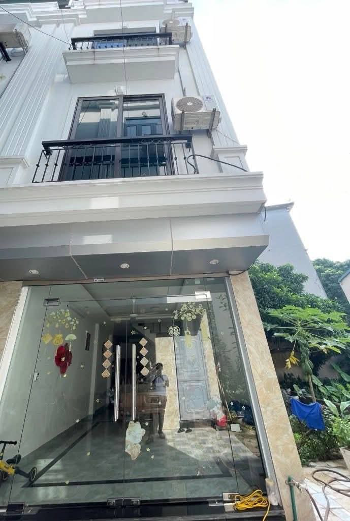 Nhà 3 tầng mơi xây đầy đủ nội thất chị về ở ngay. WIEU công viên cây xanh nhà Văn hóa