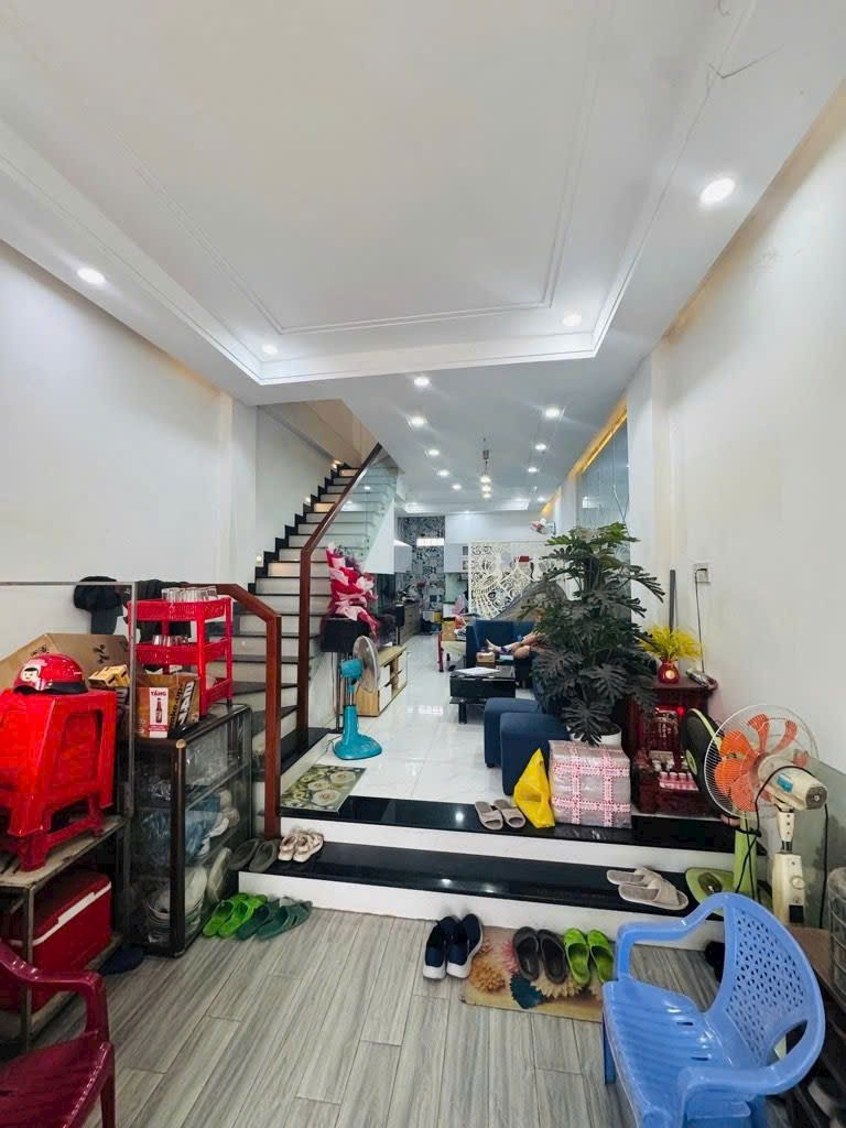 BÁN NHÀ ĐẸP - KHU PHÂN LÔ – GẦN AEON MALL BÌNH TÂN - KHU AN NINH DÂN TRÍ - HẺM XE HƠI TỚI CỬA - 

📍Ngay Hồ Học Lãm ( Thông ra đường Sinco ) phường Bình Trị Đông B, Bình Tân - An Lạc 
📌 DT: 4 × 14m – 4 tầng – 4pn khép kín
💰 Giá: 6.95 tỷ (thương lượng)