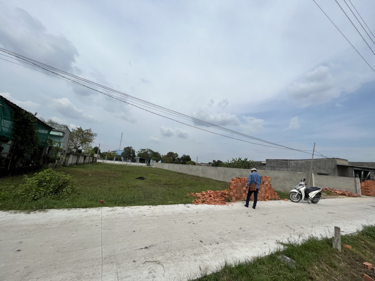 🔥 BÁN GẤP LÔ ĐẤT NGỘP – GIÁ TỐT NHẤT KHU VỰC BẾN LỨC 🔥
📍 Đường Số 1 – Thị trấn Bến Lức – Long An
💰 Giá chỉ: 1 TỶ 120 TRIỆU (còn thương lượng cho khách thiện chí)
📐 Diện tích: 4,5 x 27m (121,5m²)