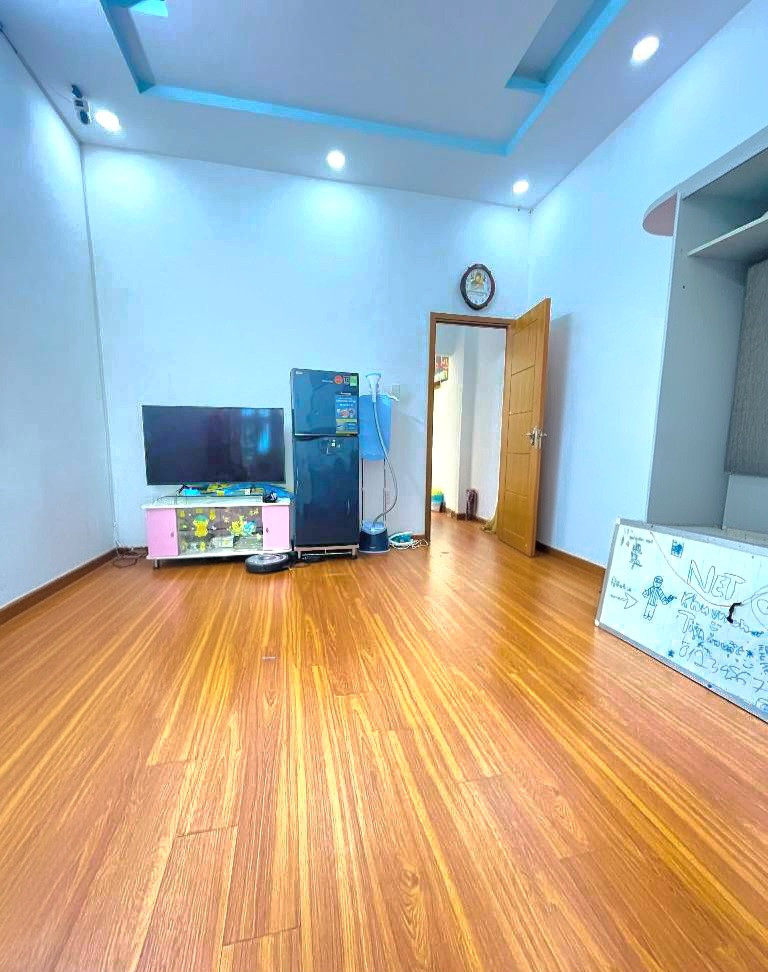 BÁN NHÀ ĐẸP CẠNH TÂ.N KỲ TÂN QUÝ - HẺM XE HƠI - 5PN - ( 4X19M )
