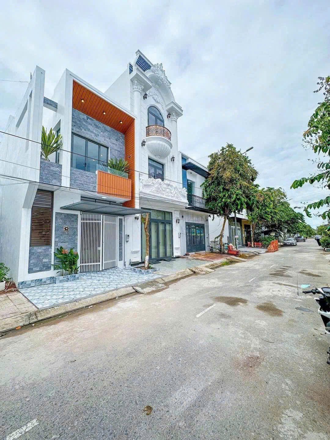 VietBank thanh lí phát mãi căn nhà 1 trệt , 1 lầu ngay KDC Bình Hưng , sổ hồng riêng , giá 1 tỷ 020 .