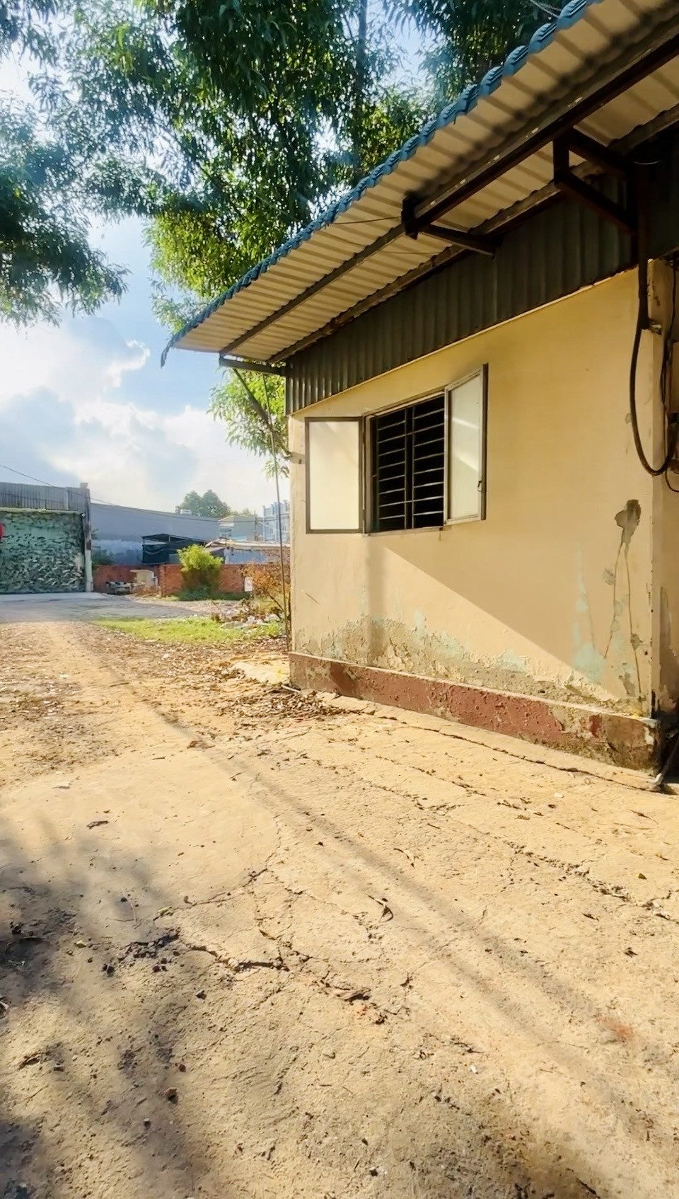 Kho xưởng cho thuê gấp 12m ngang 3PN sân riêng để xe tải điện 3fa đường võ văn vân 9tr